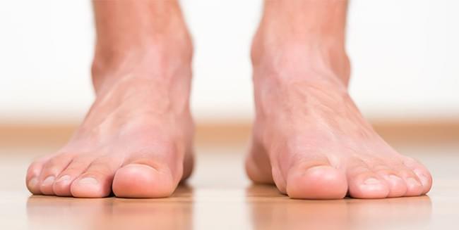 Врач-подолог Щеплева: регулярное мытье не помогает справиться с неприятным запахом ног