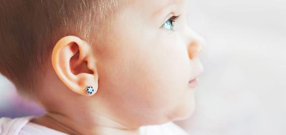 В якому віці проколювати вуха дитині